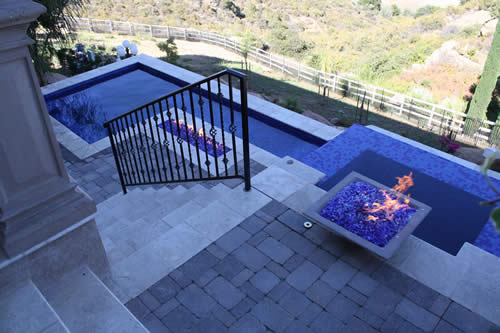 © Scott Cohen - Contemporary clean lines pool    design with elevated spa and fire features 1