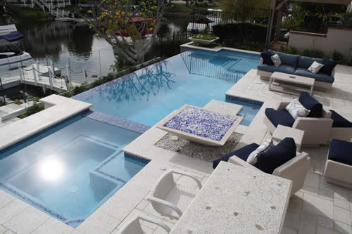 © Scott Cohen - Contemporary clean lines pool design with elevated spa