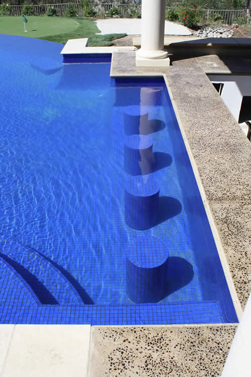 © Scott Cohen - Contemporary infinity edge pool design with swim up lounge 2