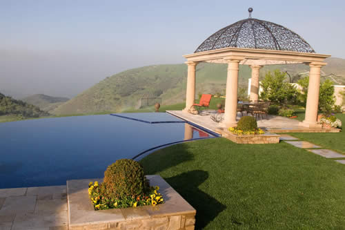 © Scott Cohen - Contemporary vanishing edge pool design with spa 3