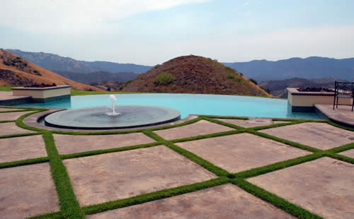 © Scott Cohen - Formal free form resort pool design with water feature 2